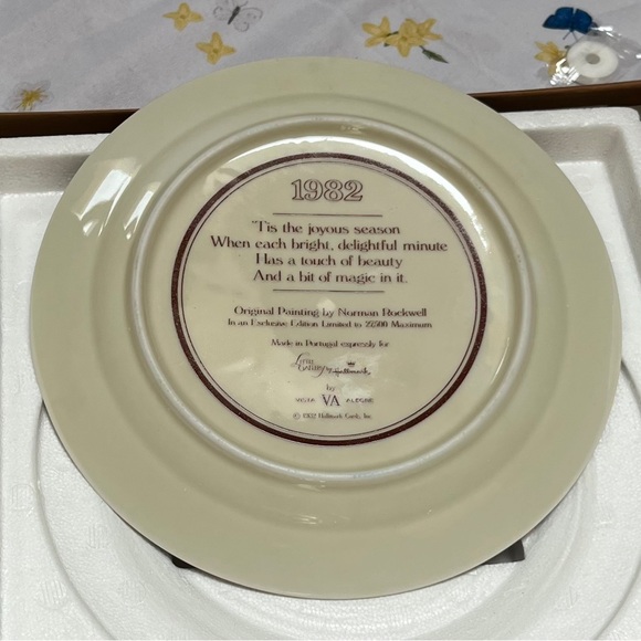 Norman Rockwell Holiday Plate - Cream and Red - Picture 2 of 5